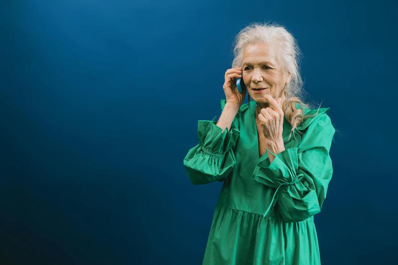 carrier-vs-unlocked-flip-phones-for-seniors