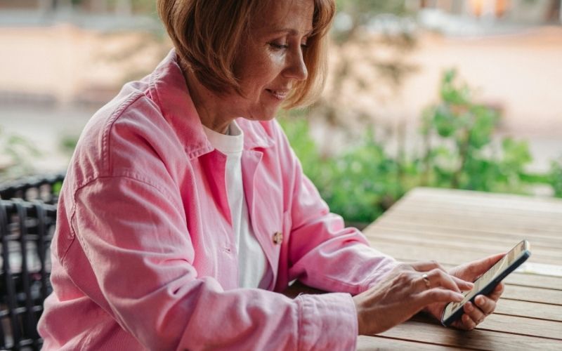 Senior enjoying a straightforward smartphone experience highlighted in puretalk reviews