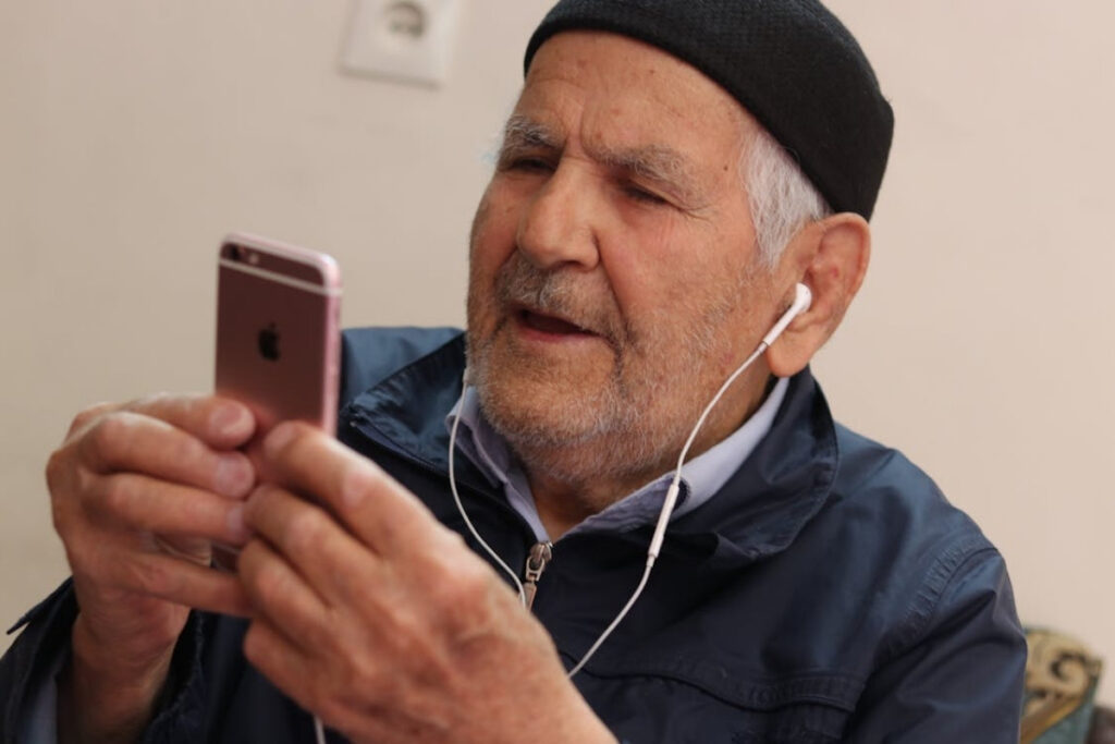 Simple ways to access free iphones for seniors through Lifeline programs for easier everyday communication