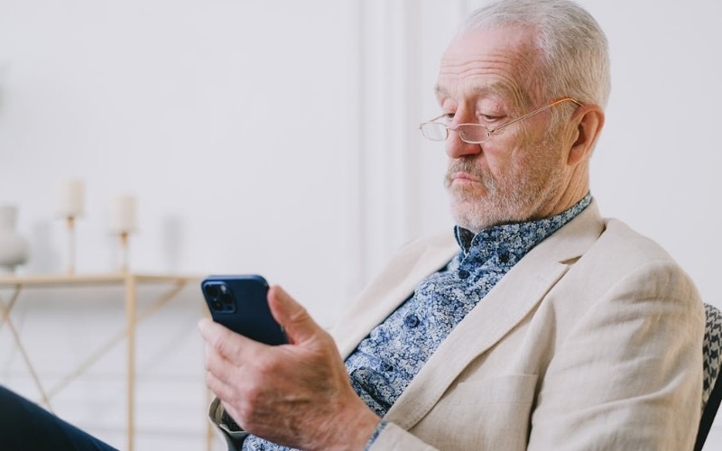 free iphone 15 from lifeline helps seniors maintain daily connectivity