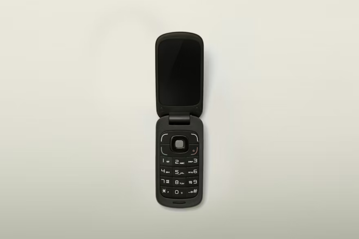 Senior-friendly Iris Easy Flip Phone featuring an easy flip design