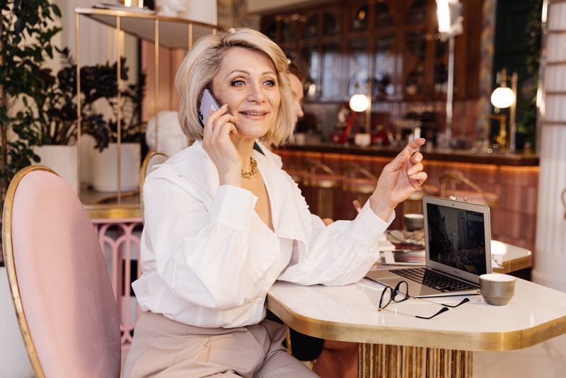 senior-citizen-old-woman-hairstyles-for-over-70-chin-length-bob