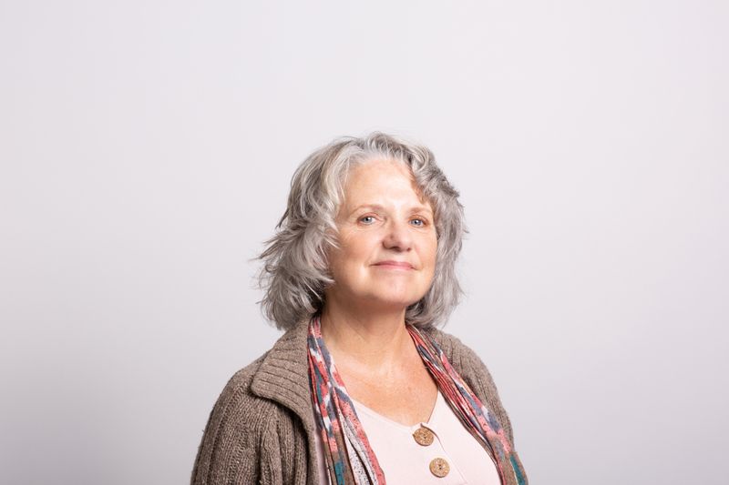 senior-citizen-easy-short-hairstyles-for-over-70-feathered-cut