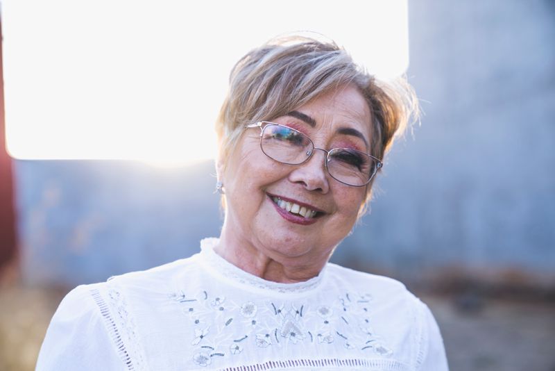 senior-citizen-old-woman-hairstyles-for-over-70-gray-feathered-crop