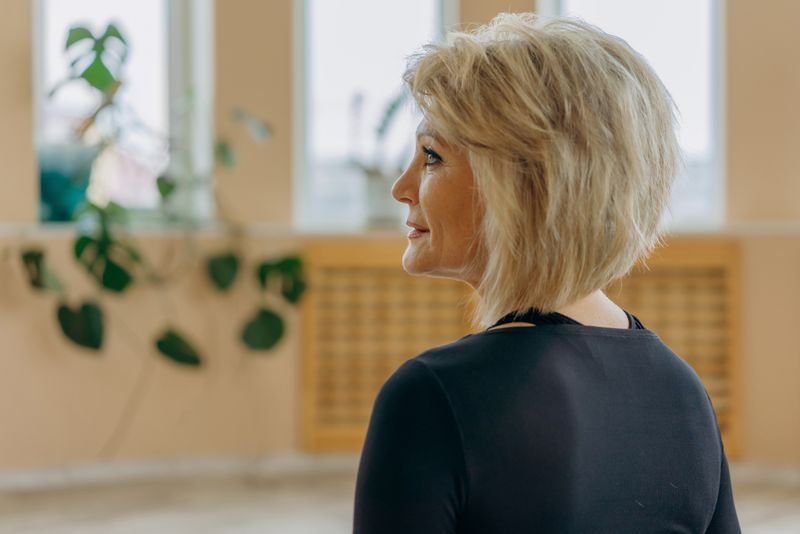 senior-citizen-old-woman-hairstyles-for-over-70-layered-bob