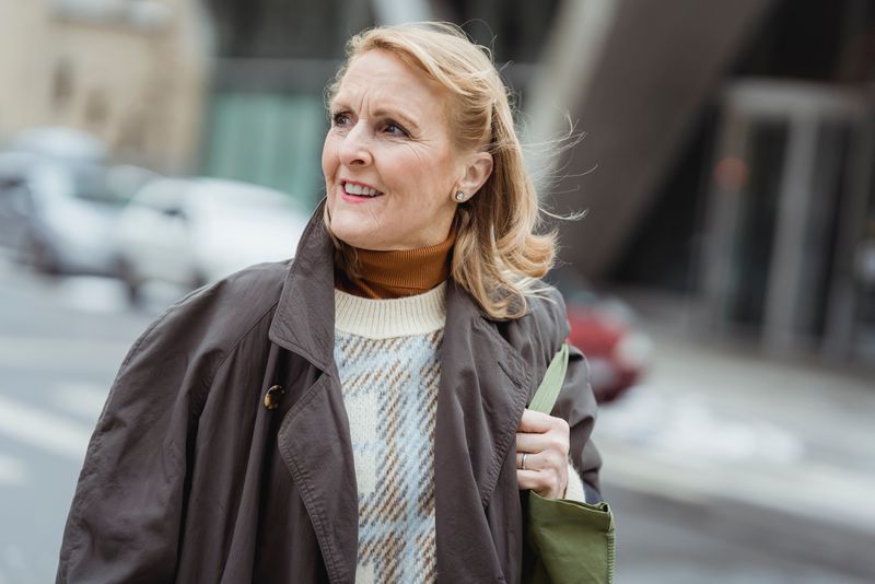 senior-citizen-old-woman-hairstyles-for-over-70-shoulder-length-layers