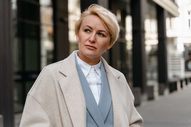 senior-citizen-easy-short-hairstyles-for-over-70-chin-stacked-bob