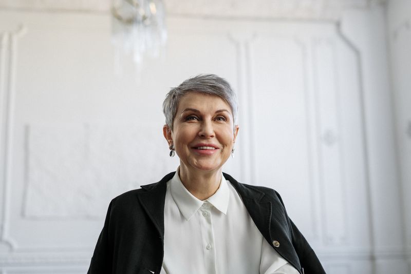 senior-citizen-old-woman-hairstyles-for-over-70-tapered-short